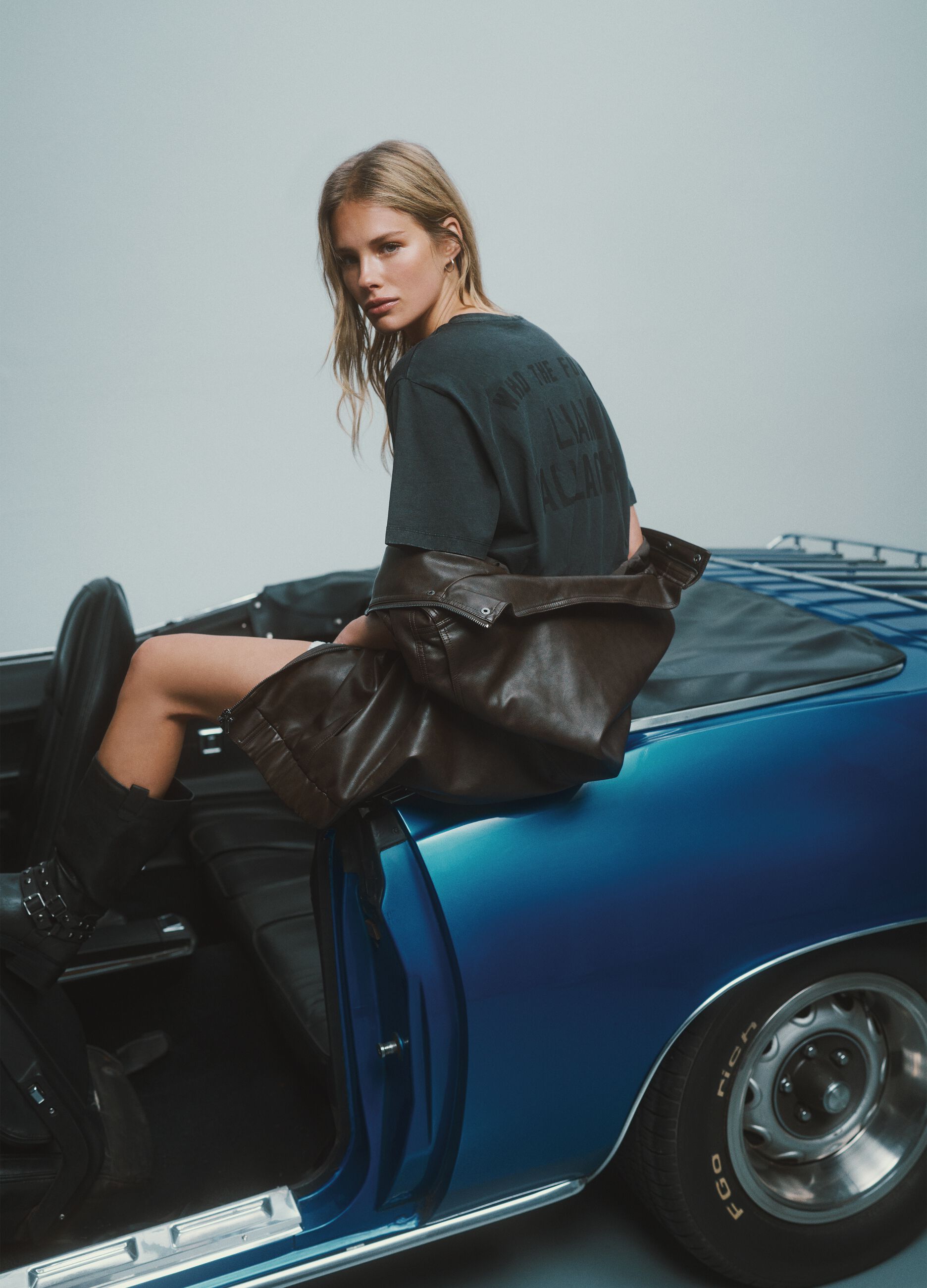Black pure cotton t-shirt with a regular oversized fit