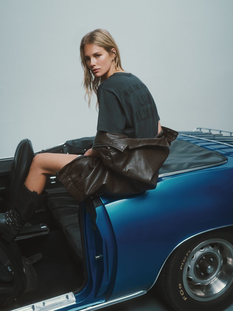 Black pure cotton t-shirt with a regular oversized fit_0