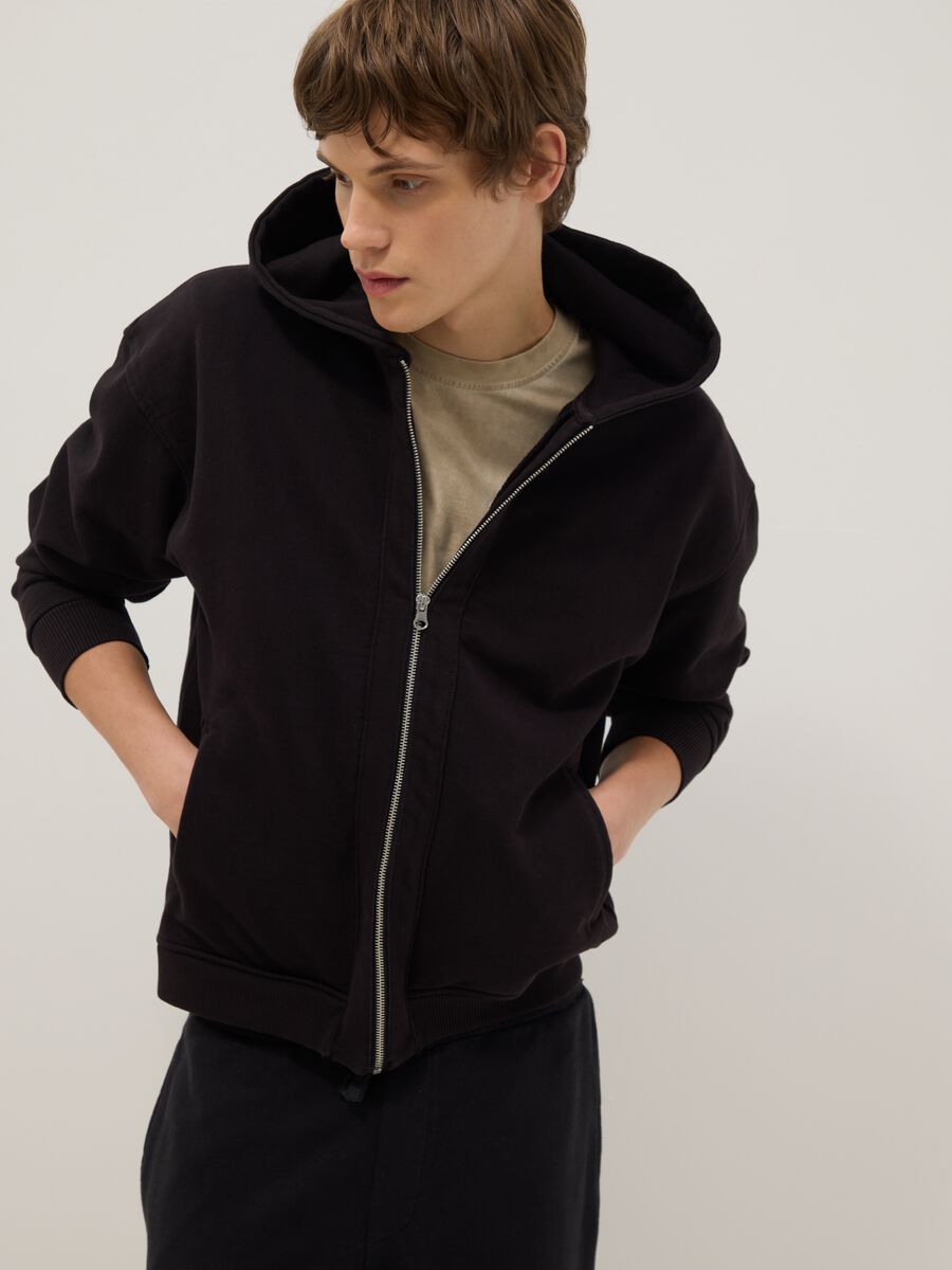 Felpa in misto cotone nera oversize fit con cappuccio_0