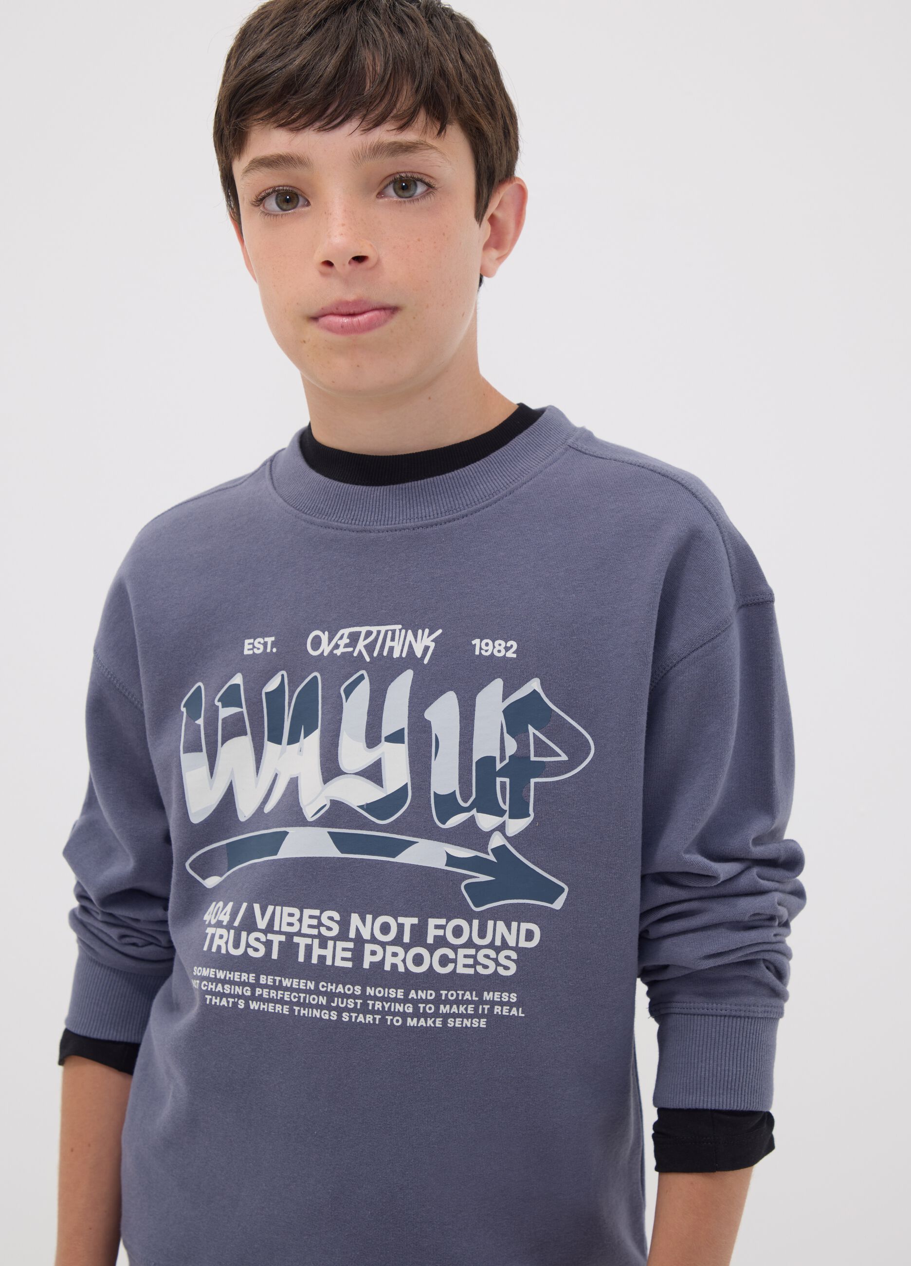 Grey pure cotton sweatshirt with front print for boys, relaxed fit