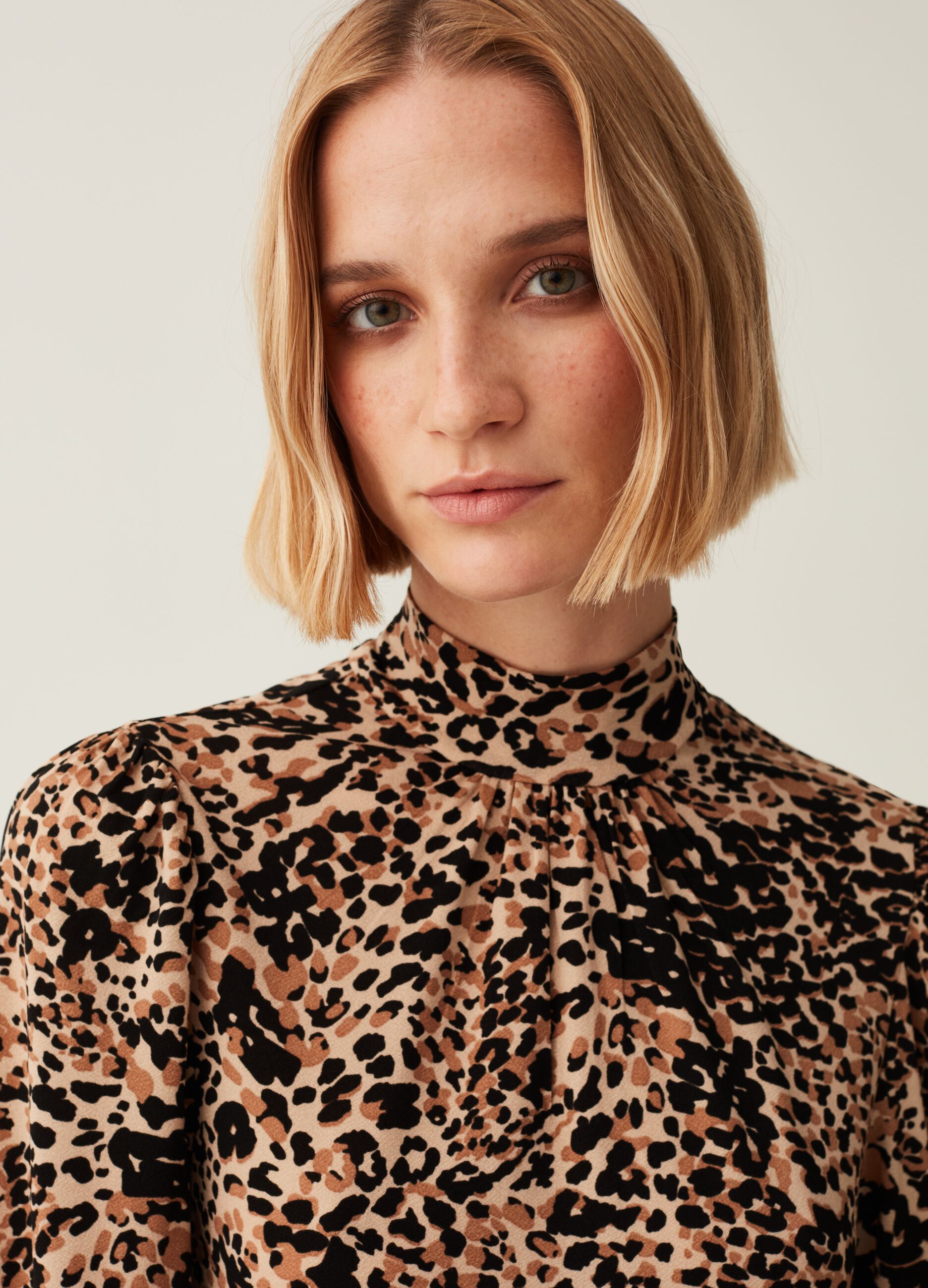 Abito corto mock neck fantasia_1
