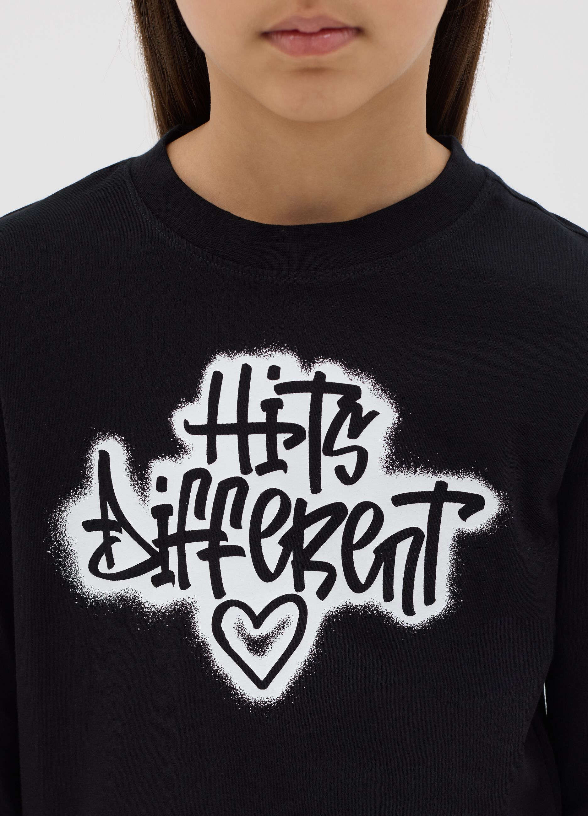 T-shirt maniche lunghe in cotone "Hits Different"