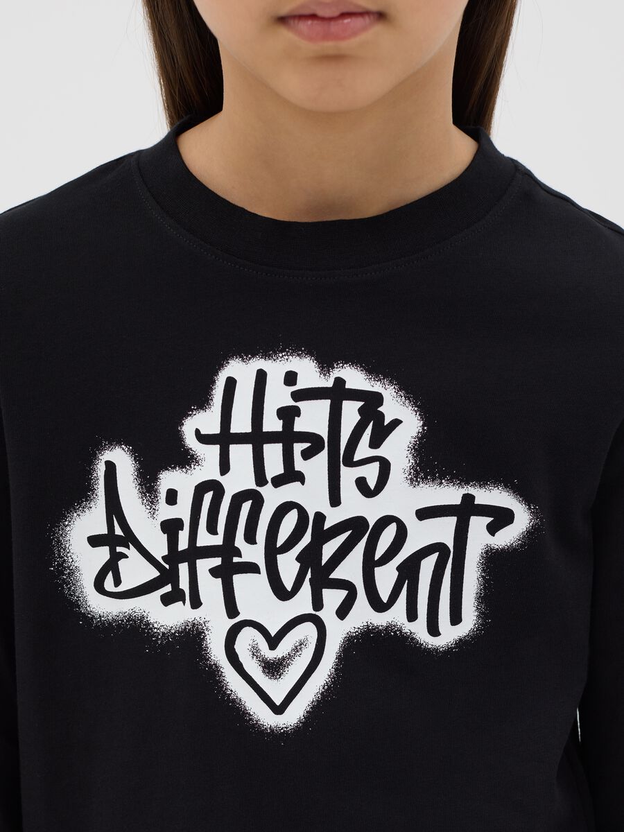 "Hits Different" T-shirt with long sleeves in cotton_1