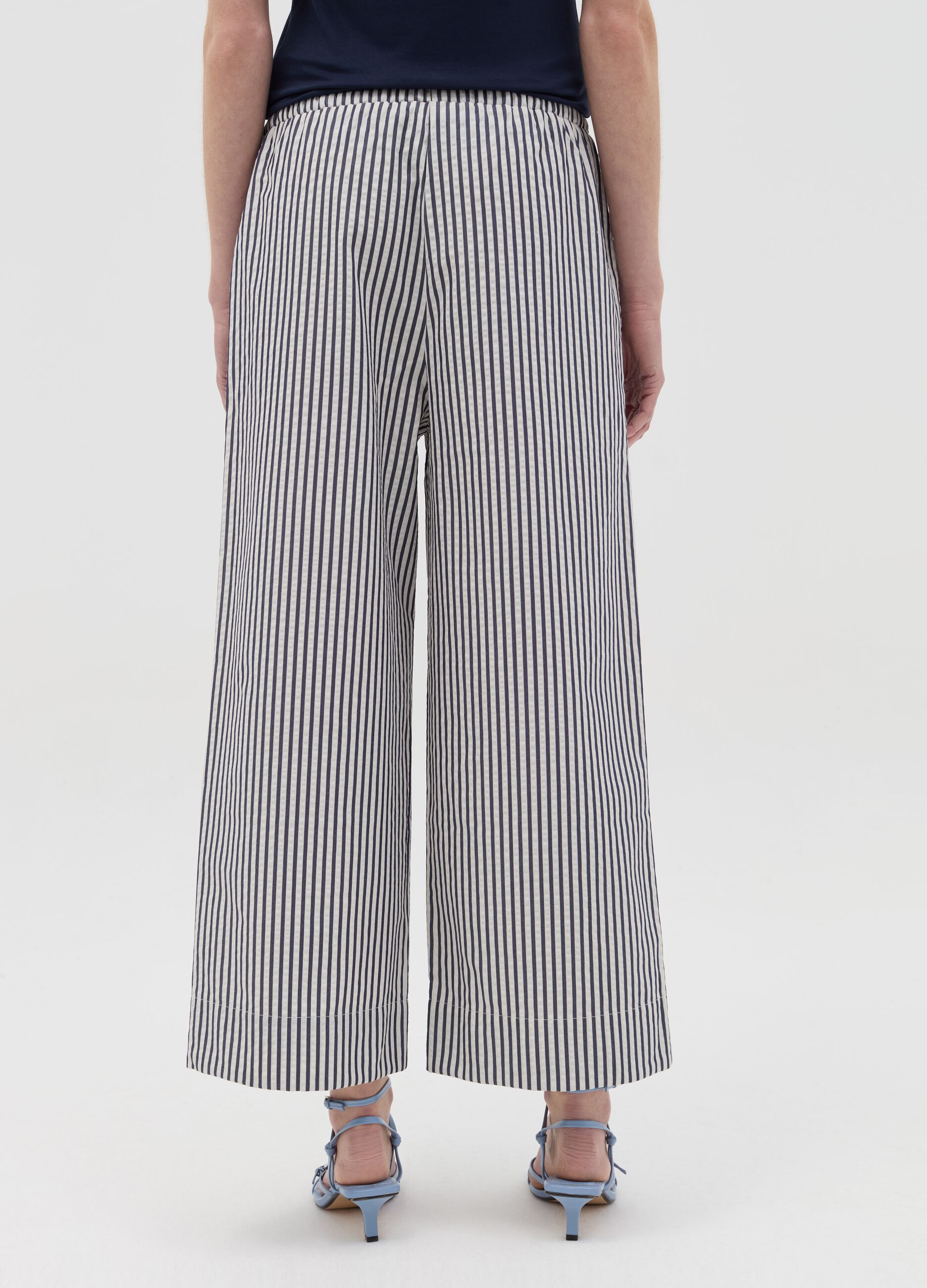 Pantalone a gamba larga a righe bianche e blu