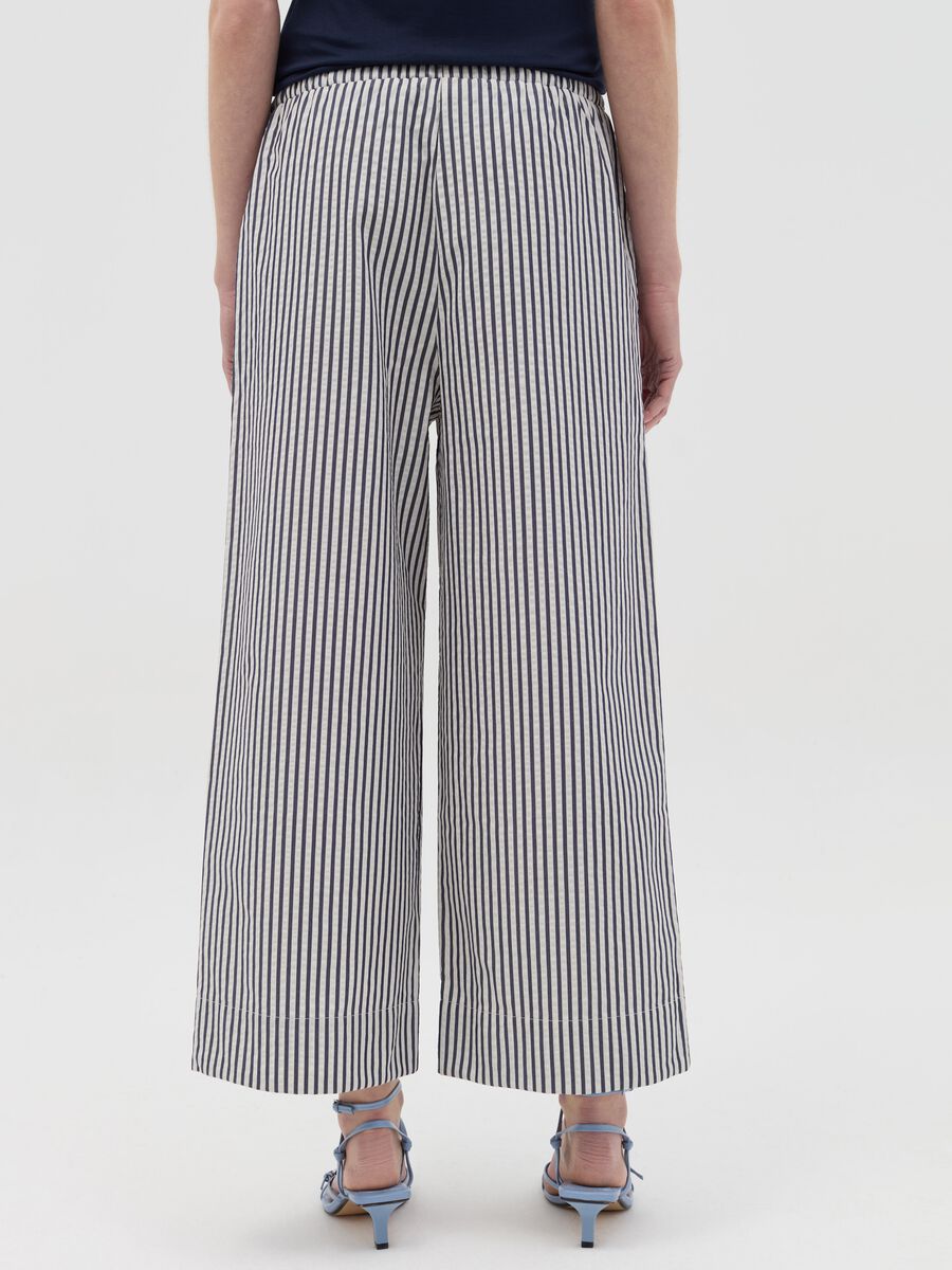 Blue and white wide-leg trousers with stripes_3