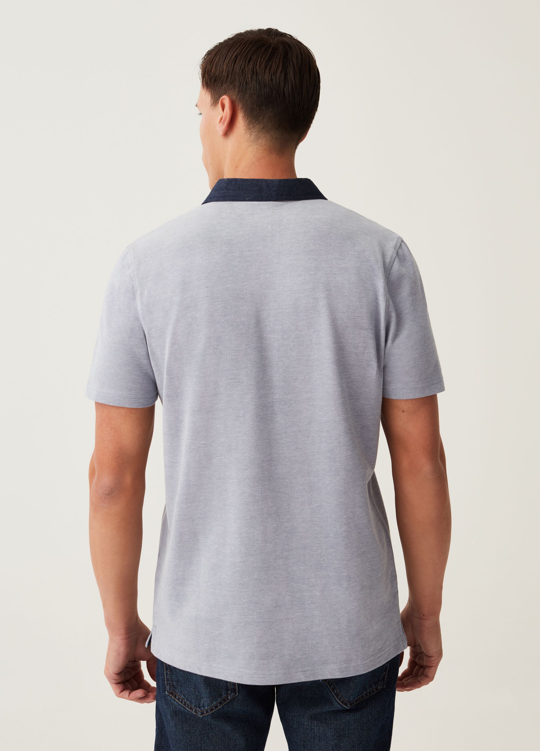 Polo in piquet con colletto chambray_2