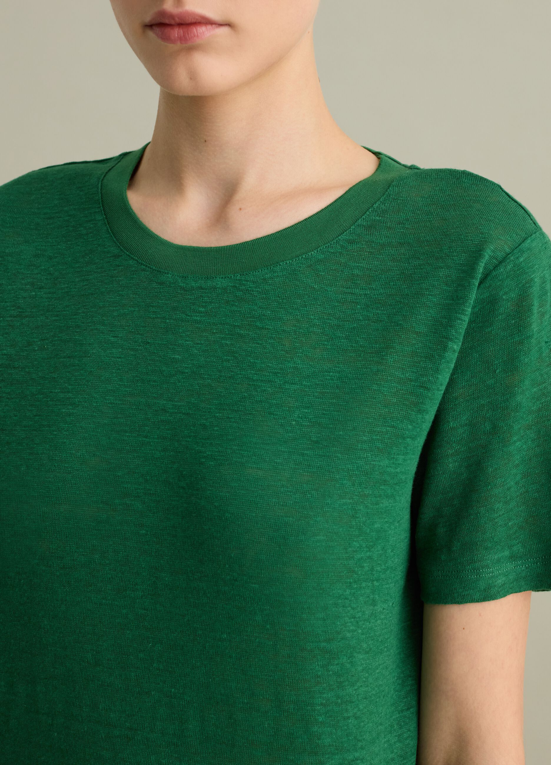 Short-sleeved T-shirt in green linen