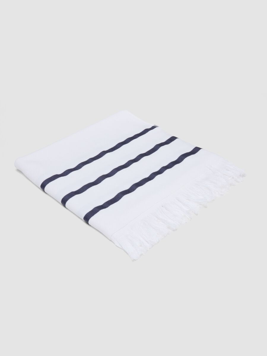 White cotton-blend beach towel with blue stripes_0