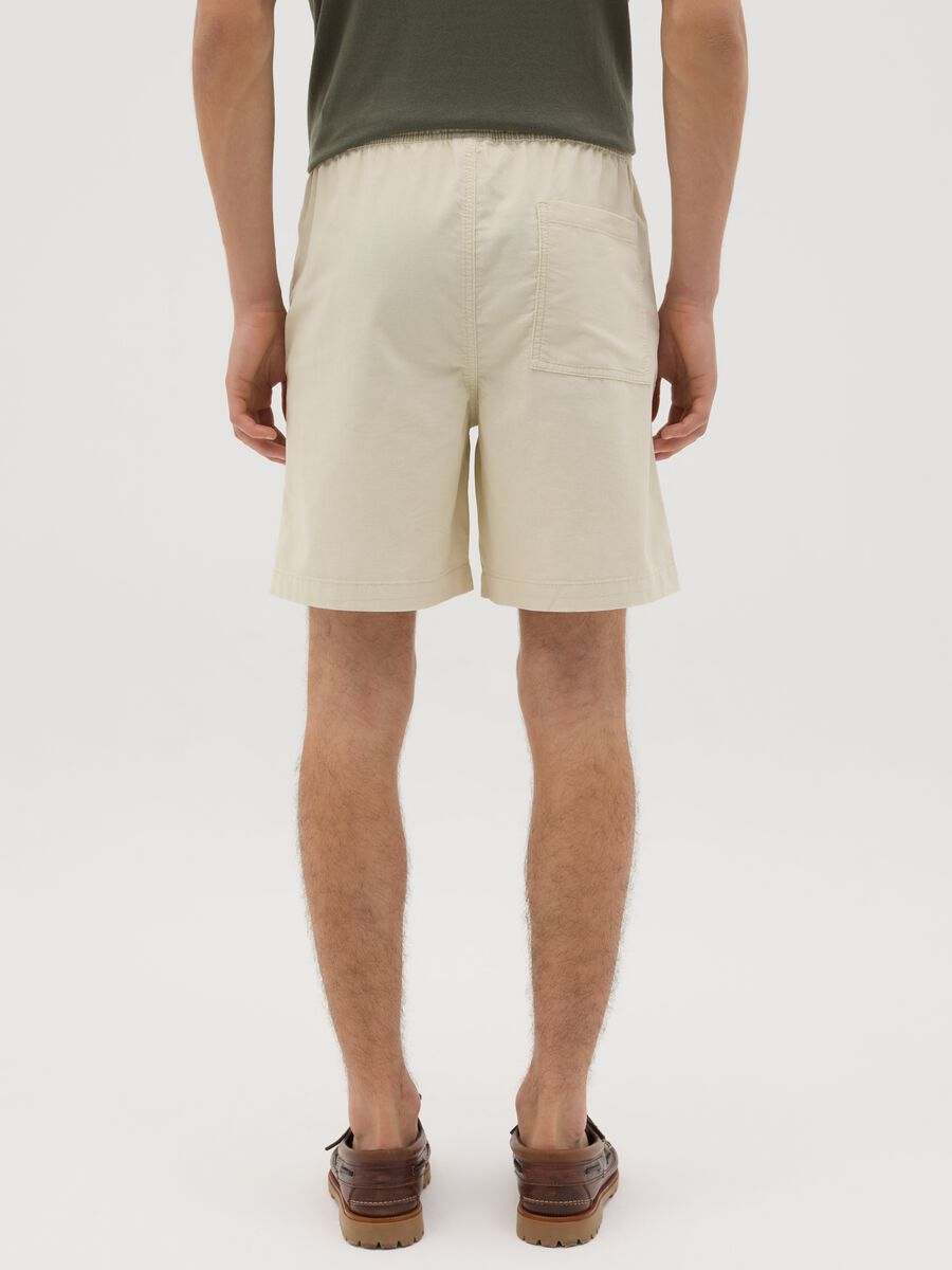 Regular corduroy Bermuda shorts in beige_2