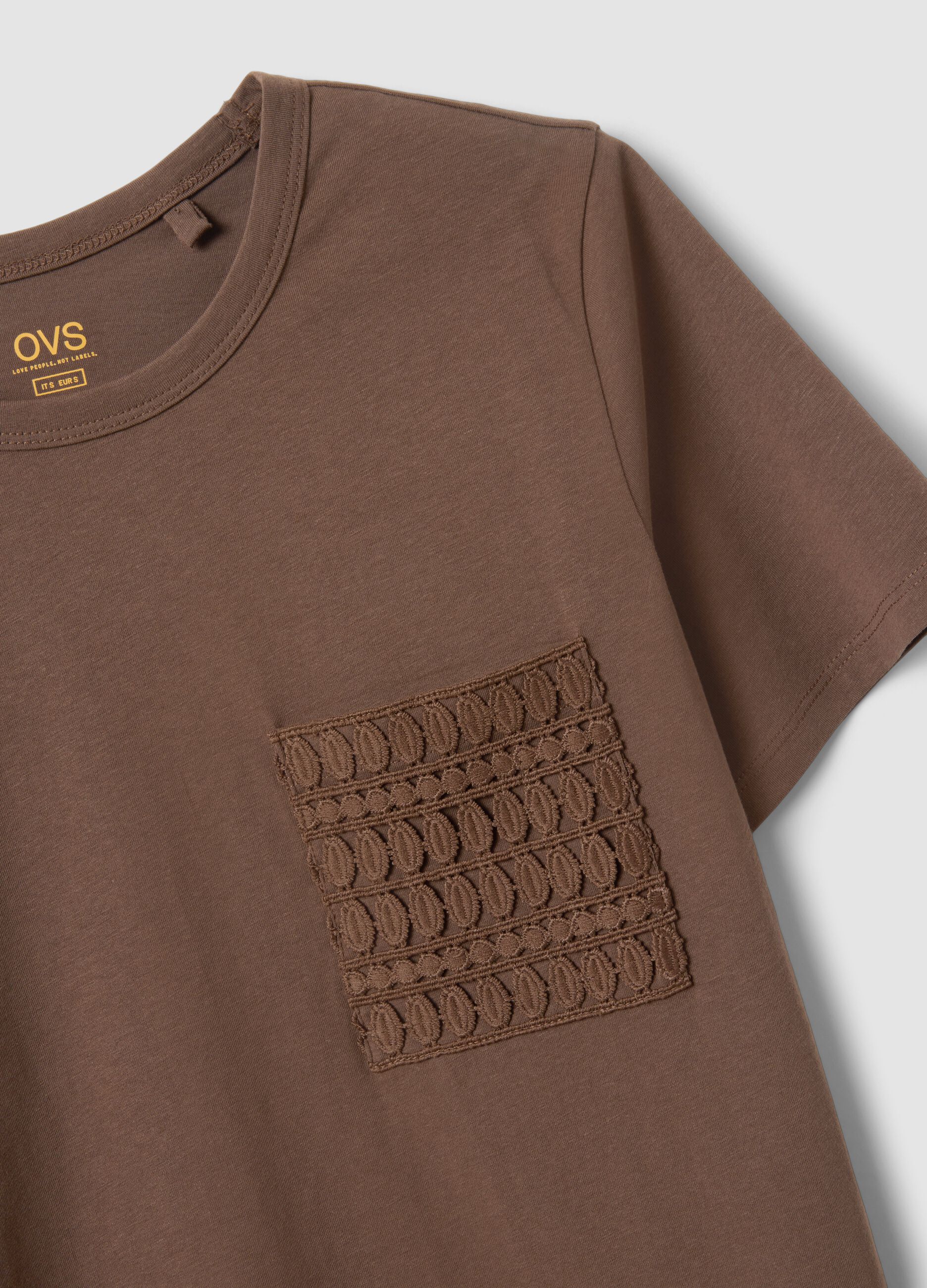 T-shirt in puro cotone marrone regular fit con taschino ricamato
