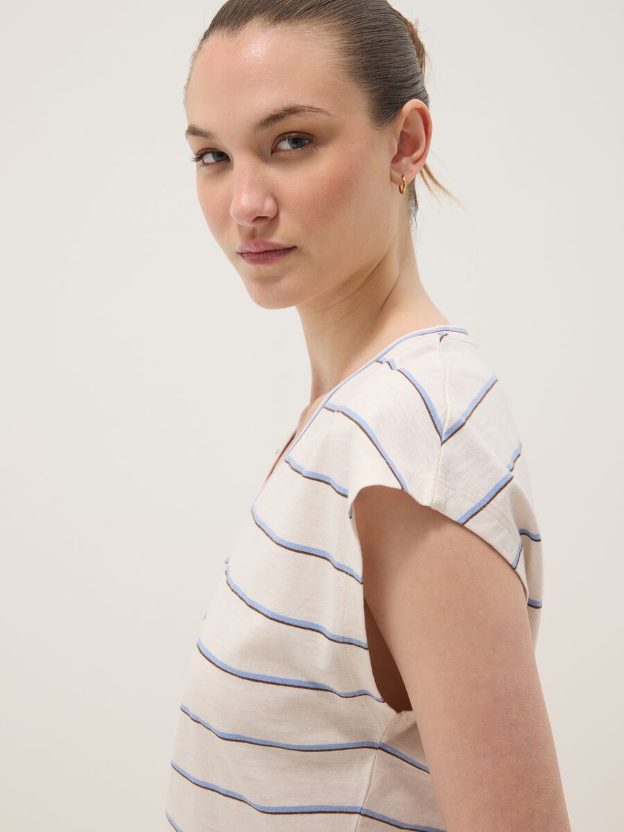 T-shirt beige in puro cotone a righe_0