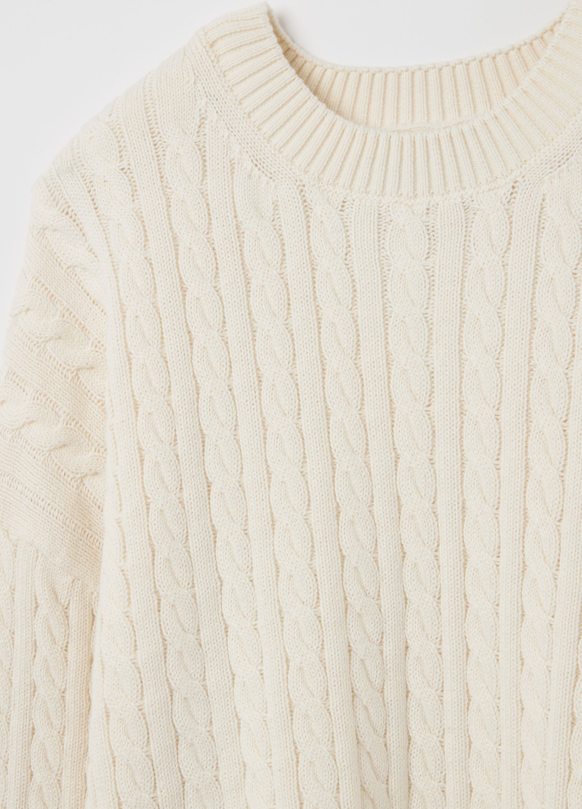 Ribbed pullover with cable-knit design