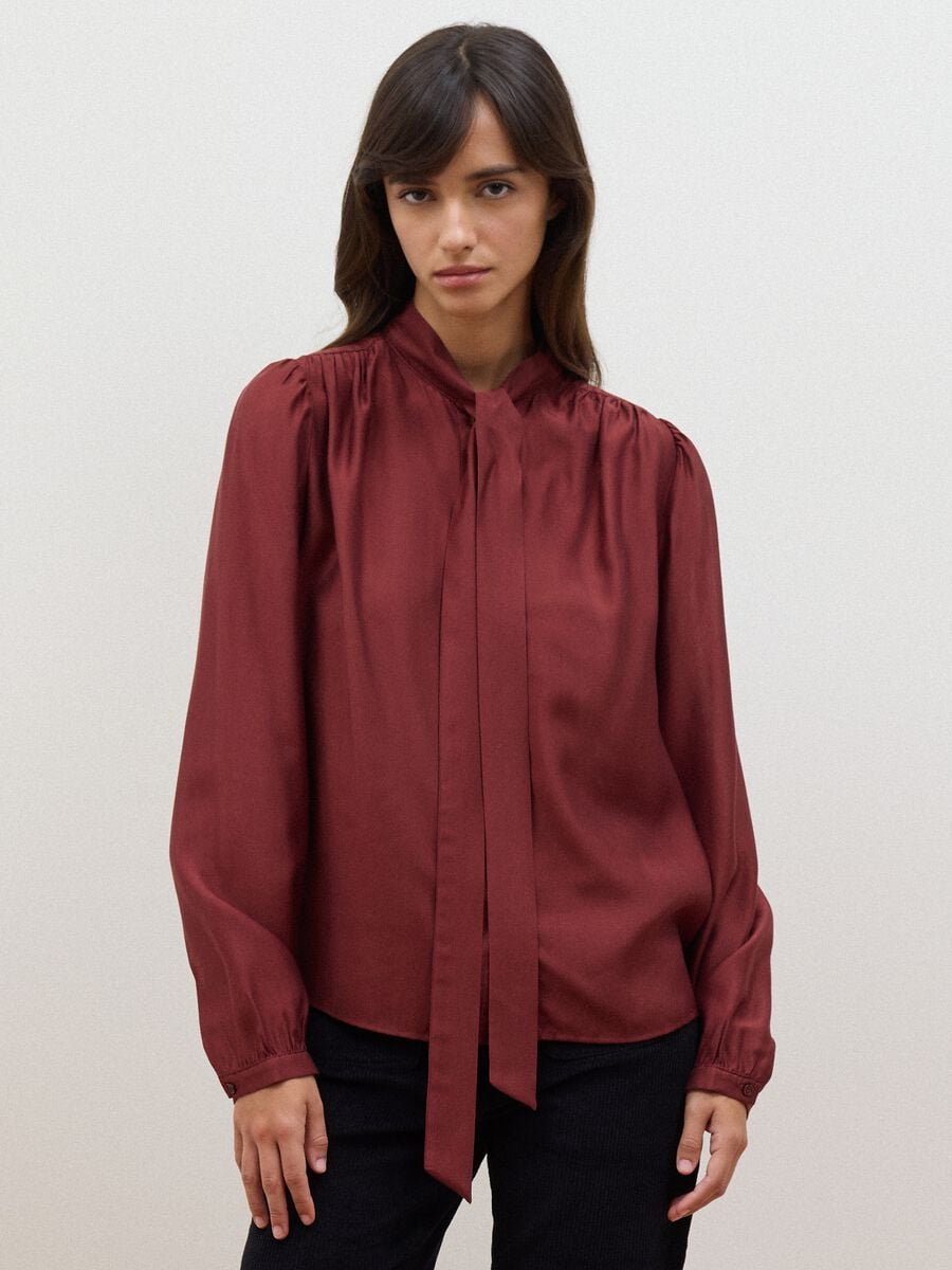 Camicia rossa in misto viscosa con fiocco al collo_0