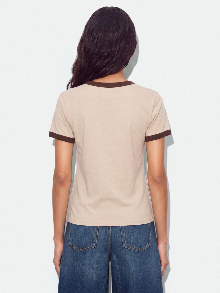 T-shirt rosa in cotone con stampa grafica frontale e bordi a contrasto_3