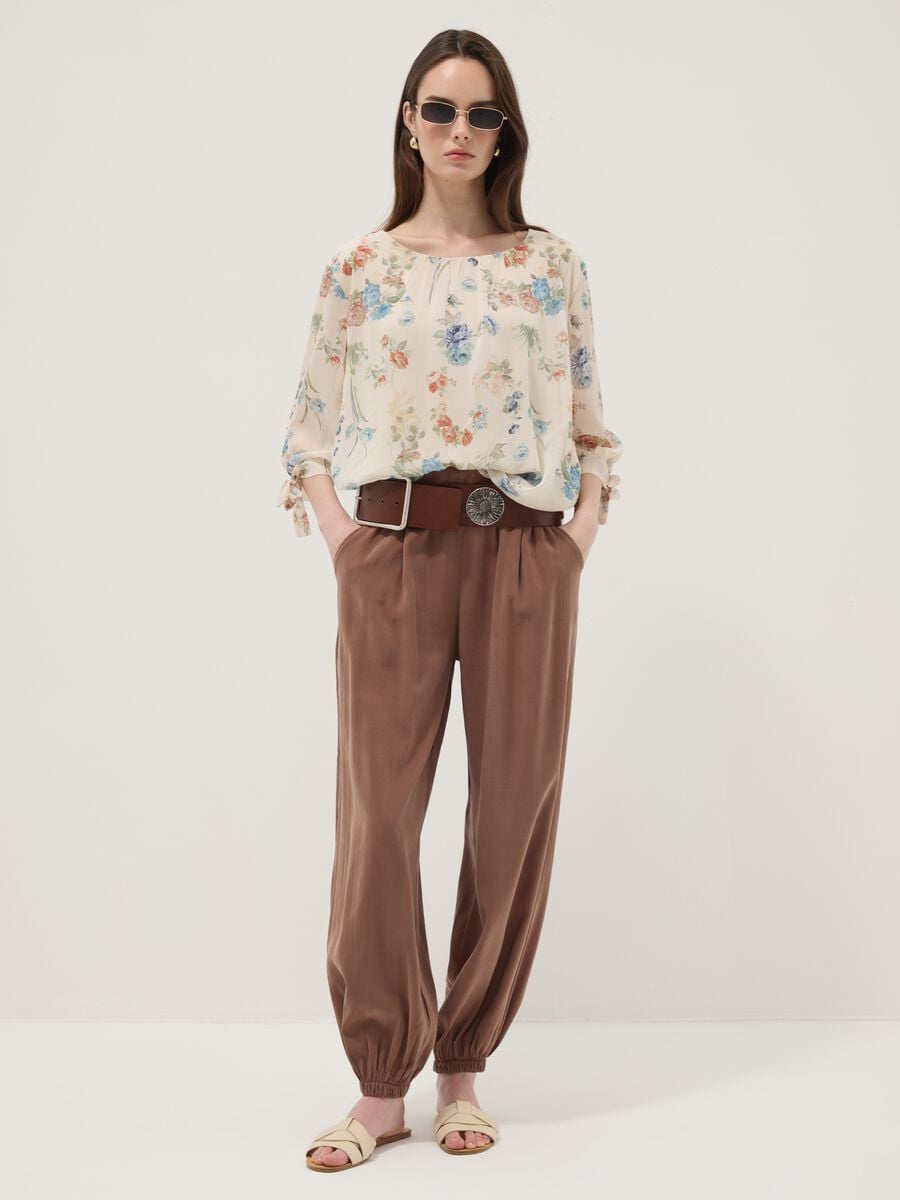 Pantaloni marroni in misto viscosa con fondo elasticizzato regular fit_0