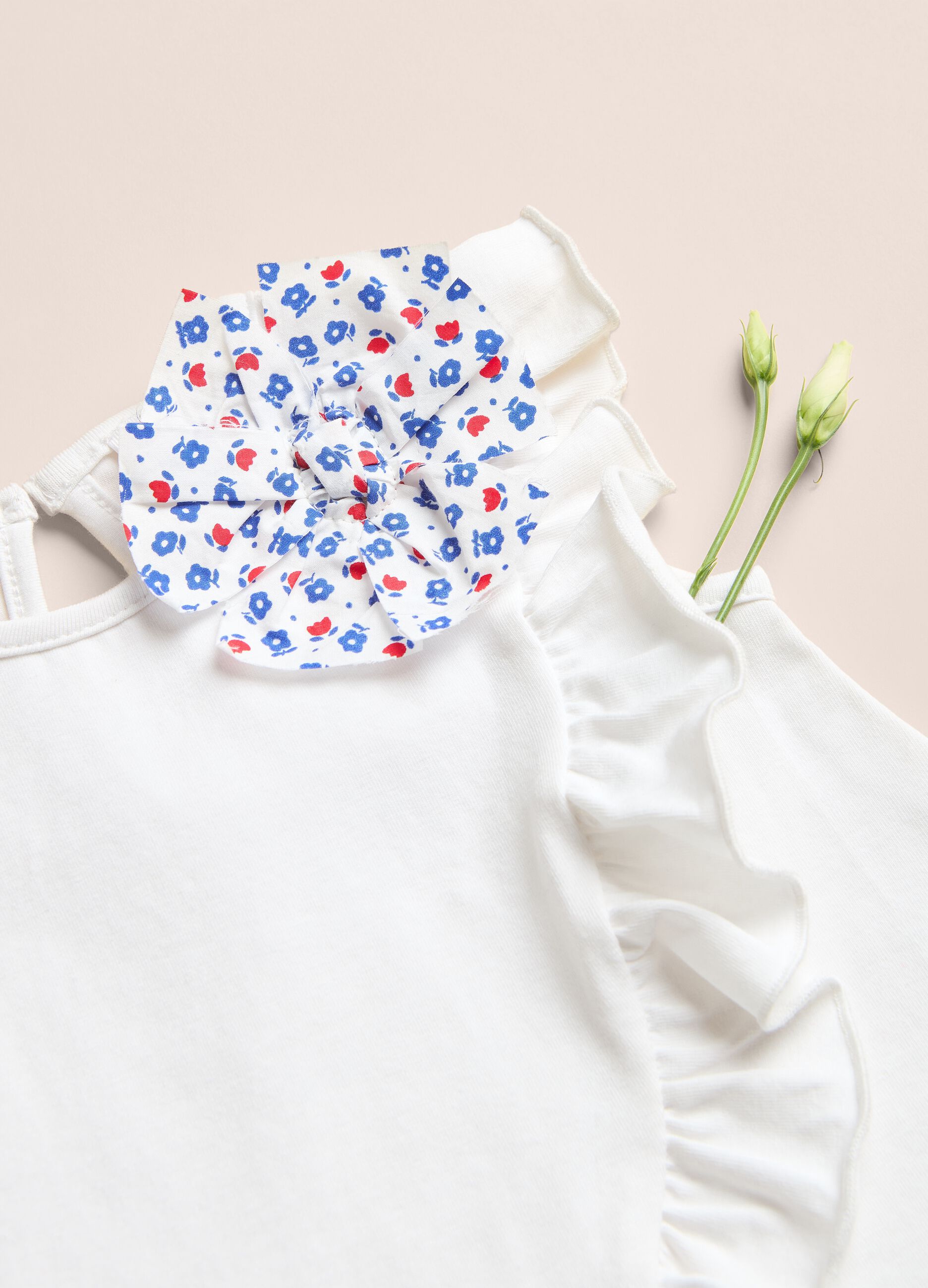 Maglietta in cotone elasticizzato con fiore e balza IANA_1