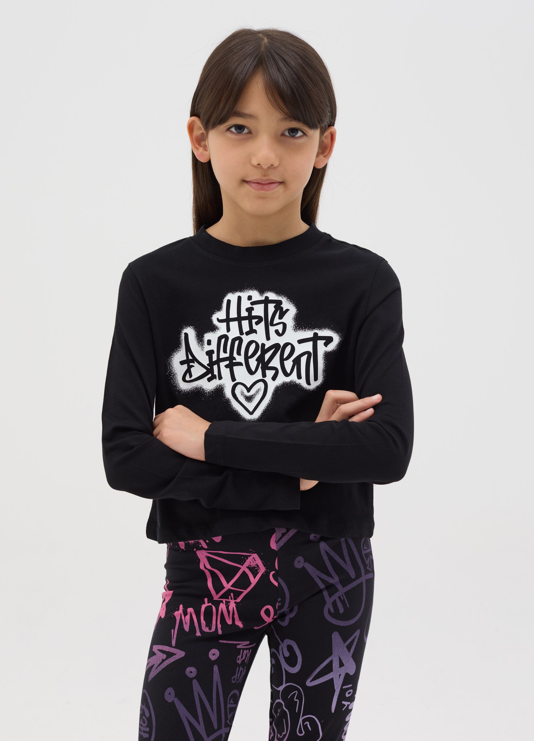 T-shirt maniche lunghe in cotone "Hits Different"