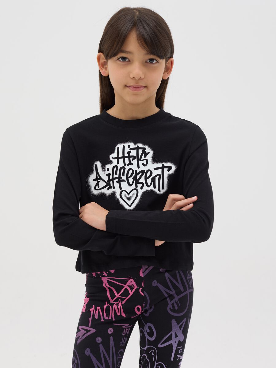 "Hits Different" T-shirt with long sleeves in cotton_0