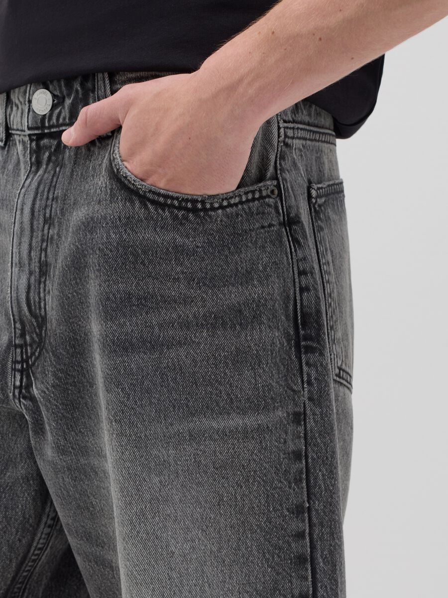 Black denim shorts with ripped details_3