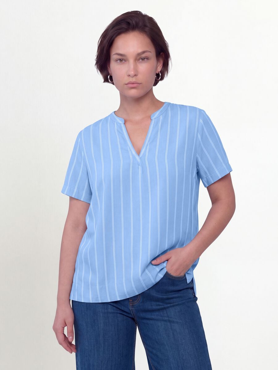 Blusa azzurra a righe in pura viscosa con collo coreano regular fit_1
