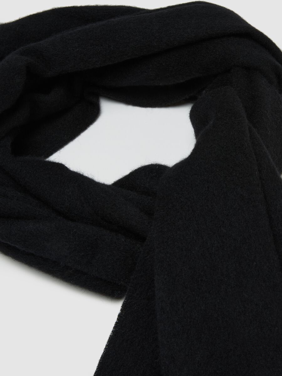Black wool and cashmere scarf with fringes_3