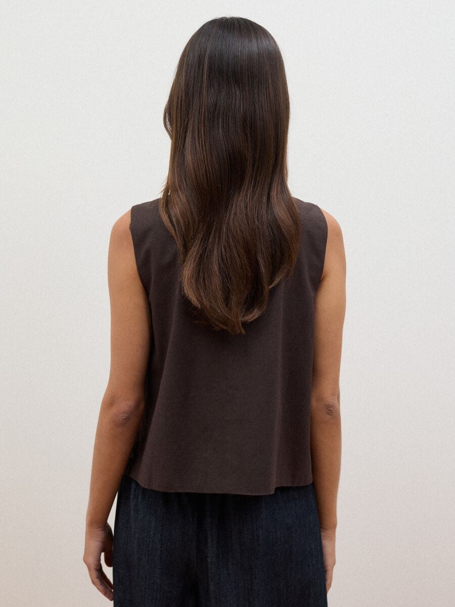 Brown cotton-linen blend waistcoat with floral embroidery_3