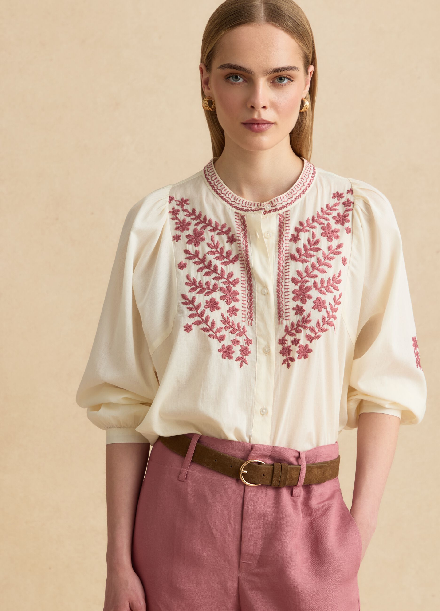 Camicia beige in puro cotone con ricami floreali