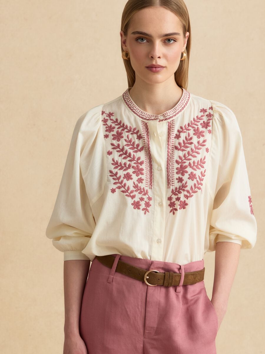 Camicia beige in puro cotone con ricami floreali_3
