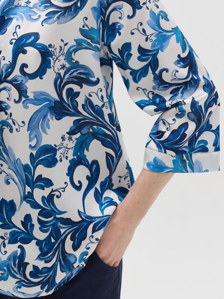 White and blue blouse with print_2