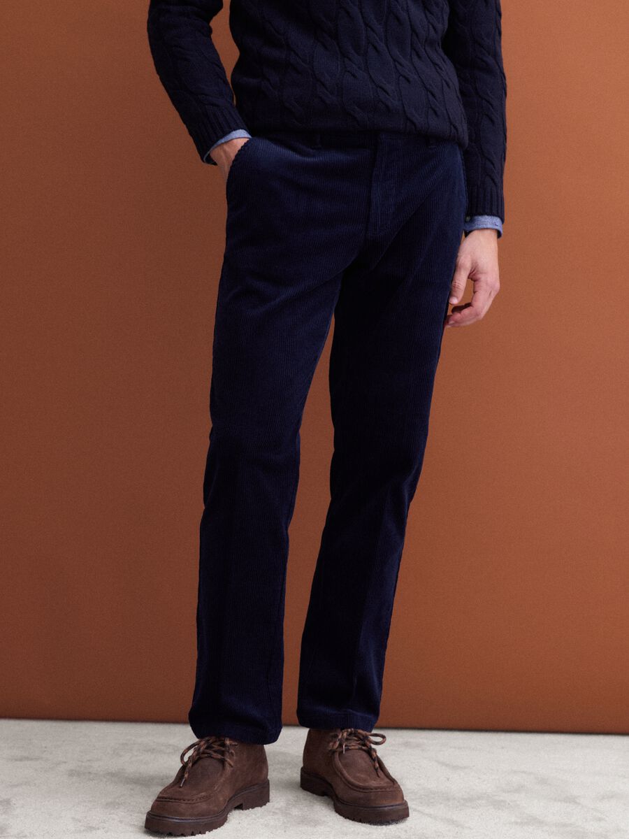 Pantaloni chino blu in cotone elasticizzato a coste regular fit_1