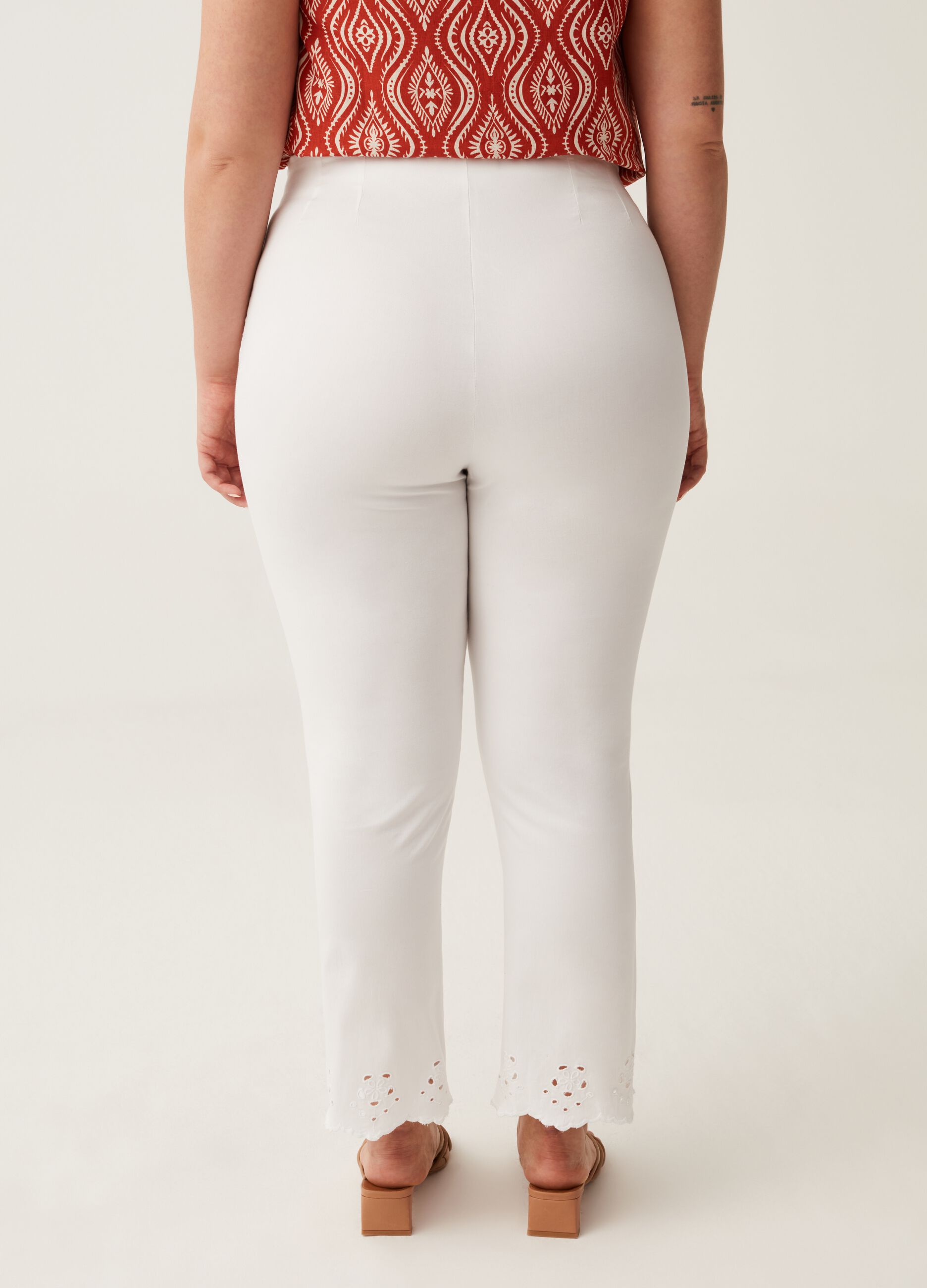 Pantaloni cropped con ricamo Curvy MYA_2