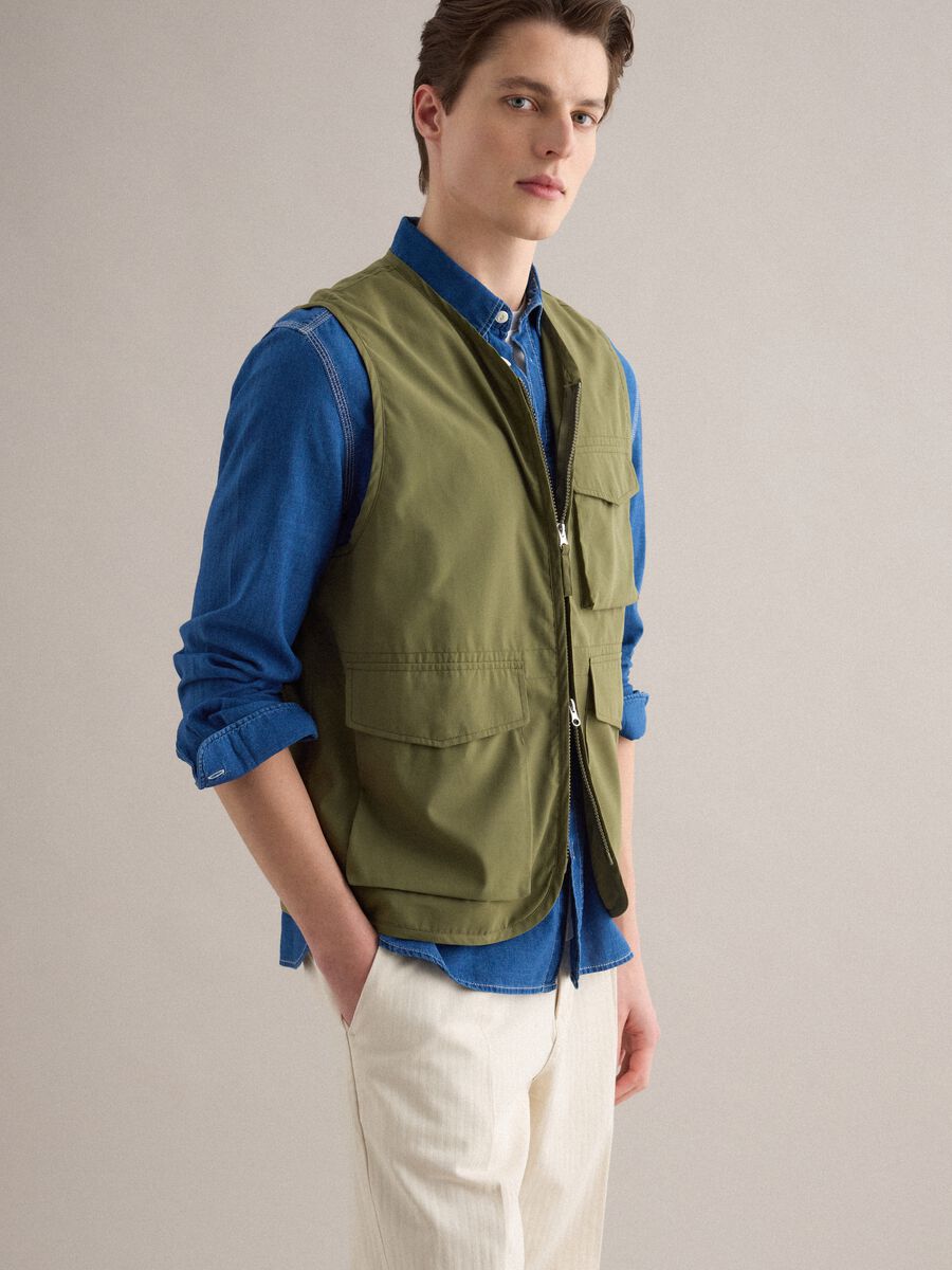 Gilet verde regular fit con zip e tasche frontali_0