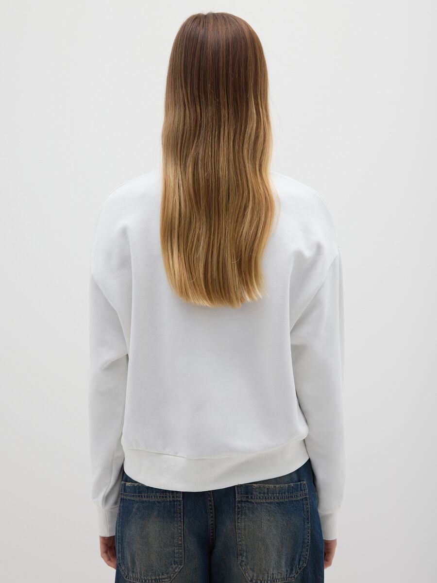 Felpa bianca in misto cotone regular fit con stampa natalizia_2