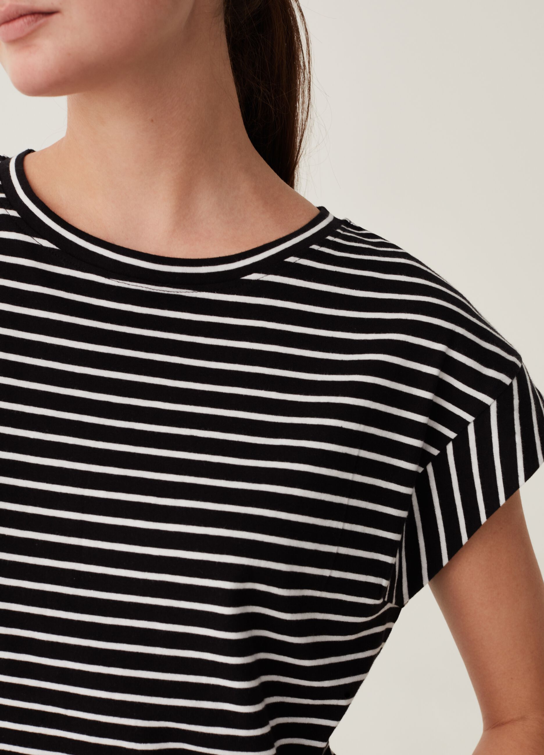 T-shirt maniche a kimono e stampa all-over