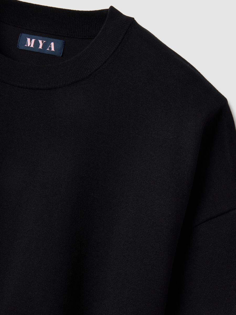 Maglia crop nera oversize fit con collo rotondo_5
