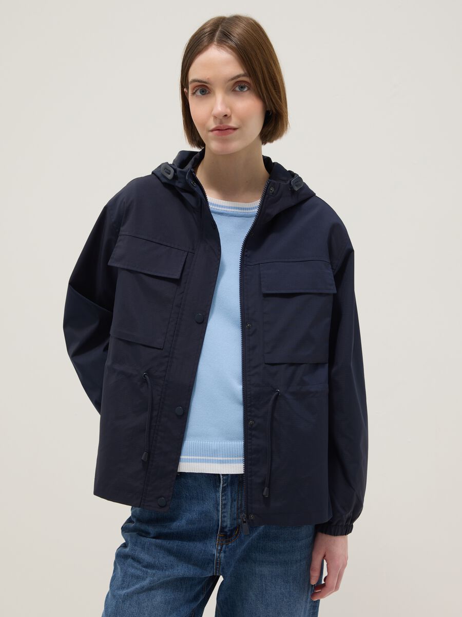 Giacca impermeabile blu regular fit con tasche e cappuccio_1