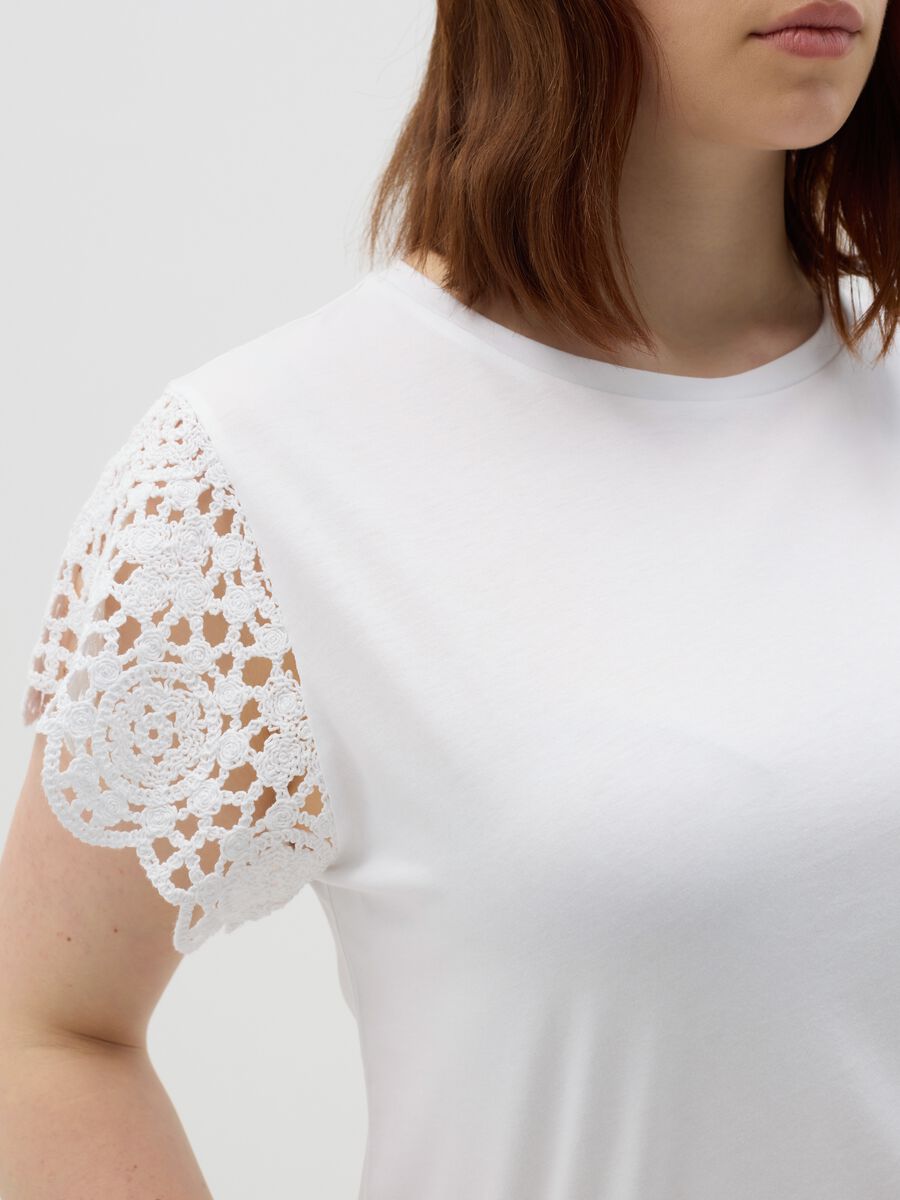 Curvy white T-shirt with crochet sleeves_3