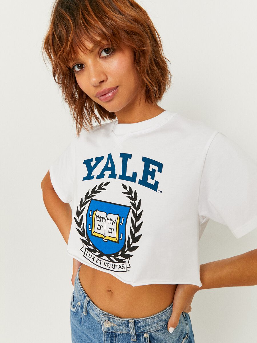T-shirt cropped con stampa college_1