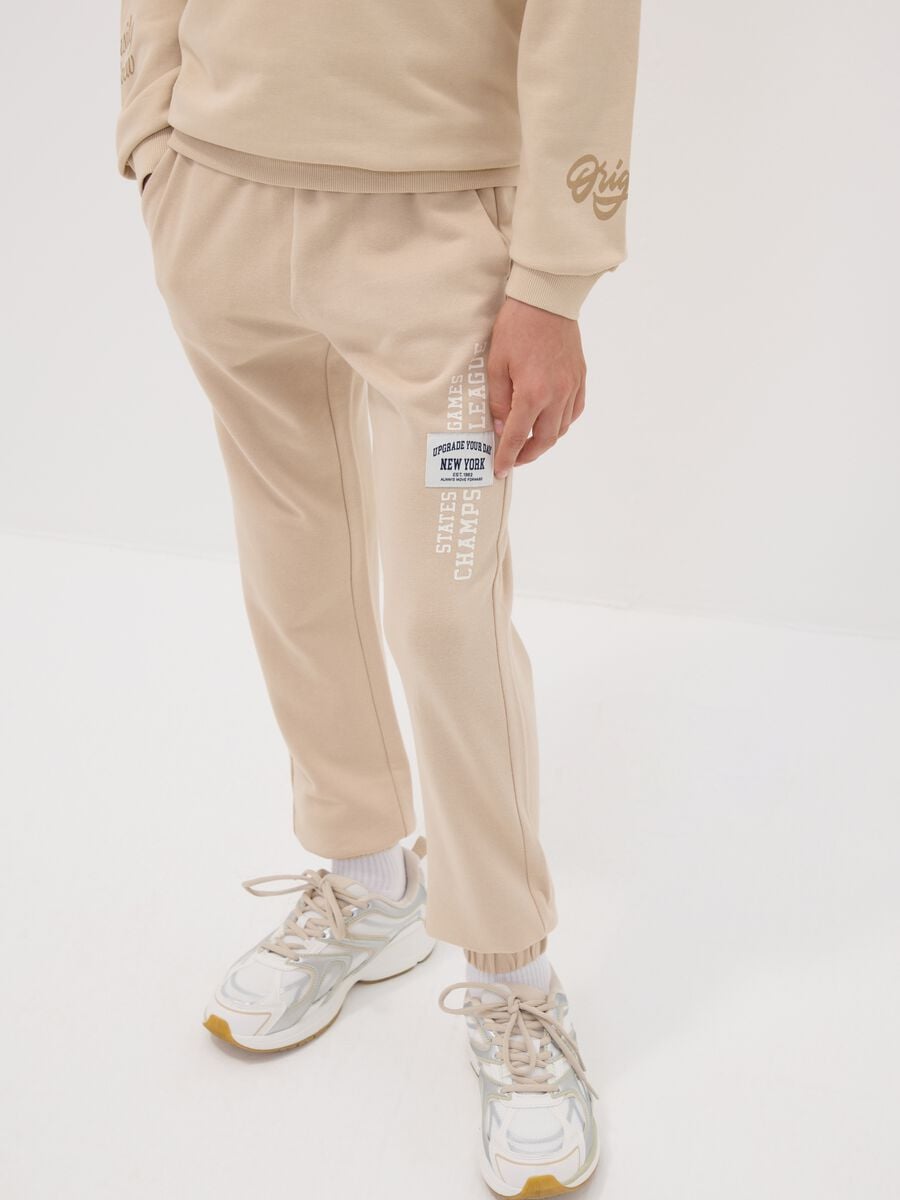 Pantaloni jogger beige in puro cotone con stampa per ragazzo_2