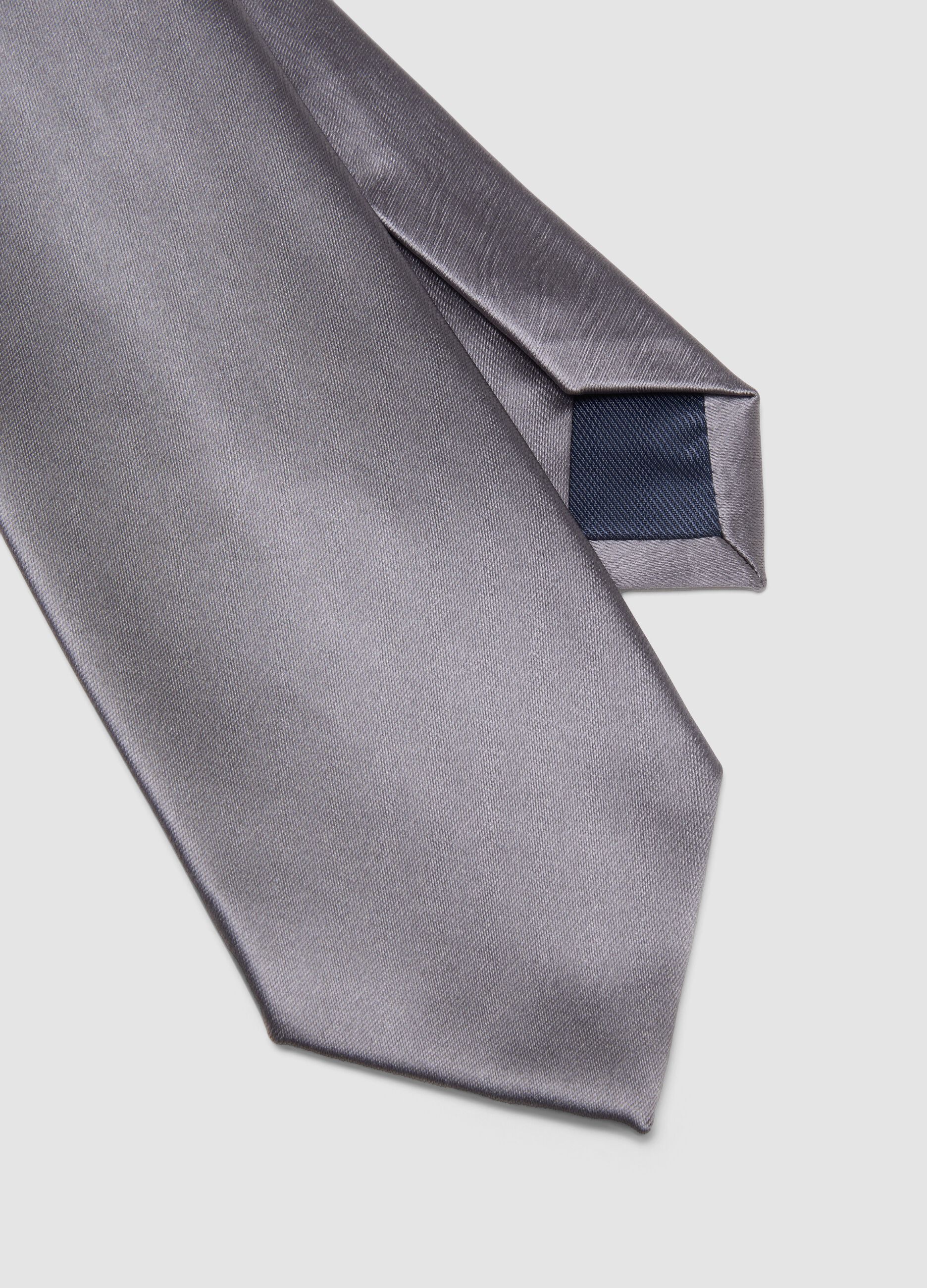 Grey tie with 7.5 cm blade in lustrous fabric