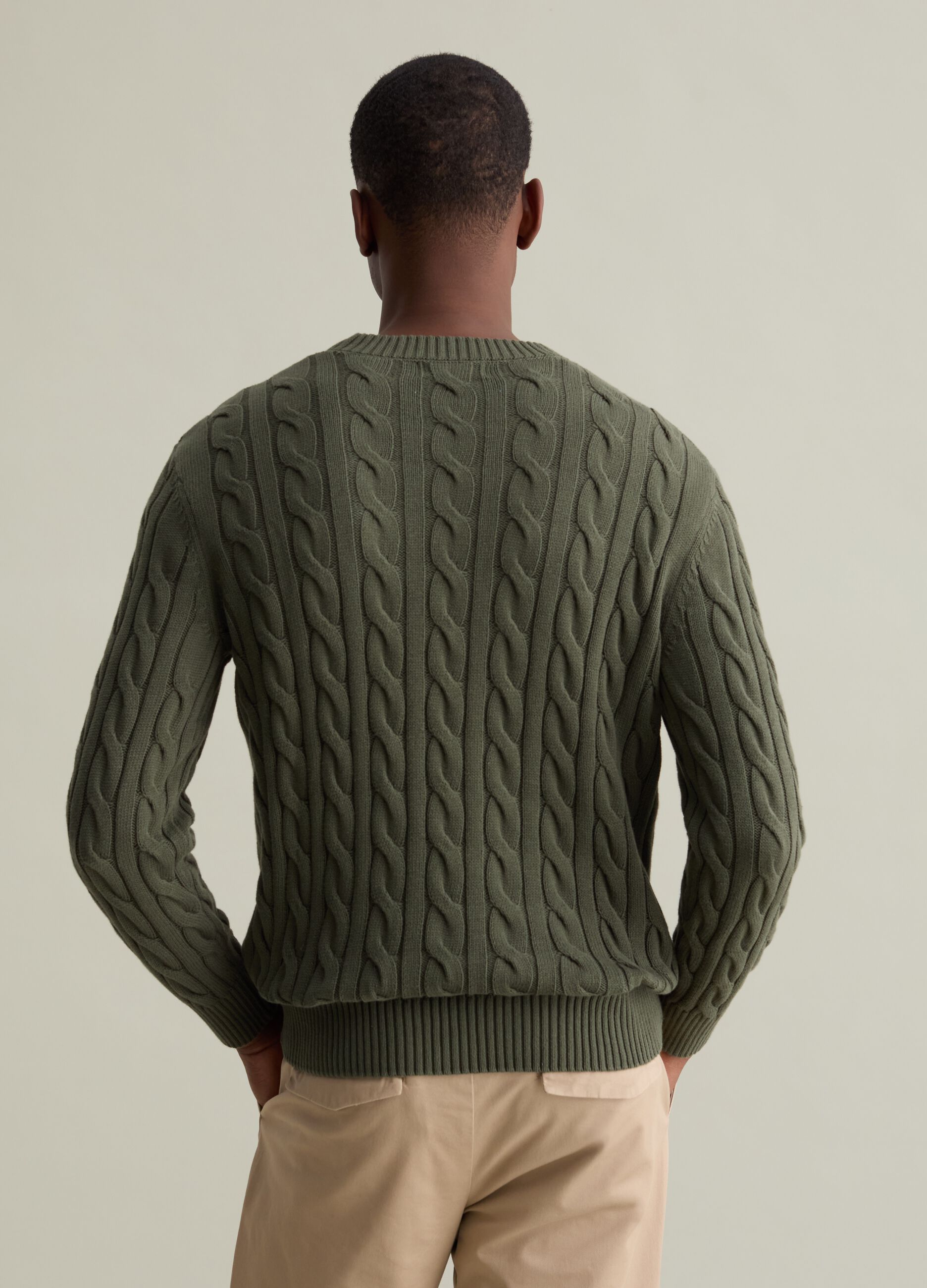 Pullover con lavorazione a treccia