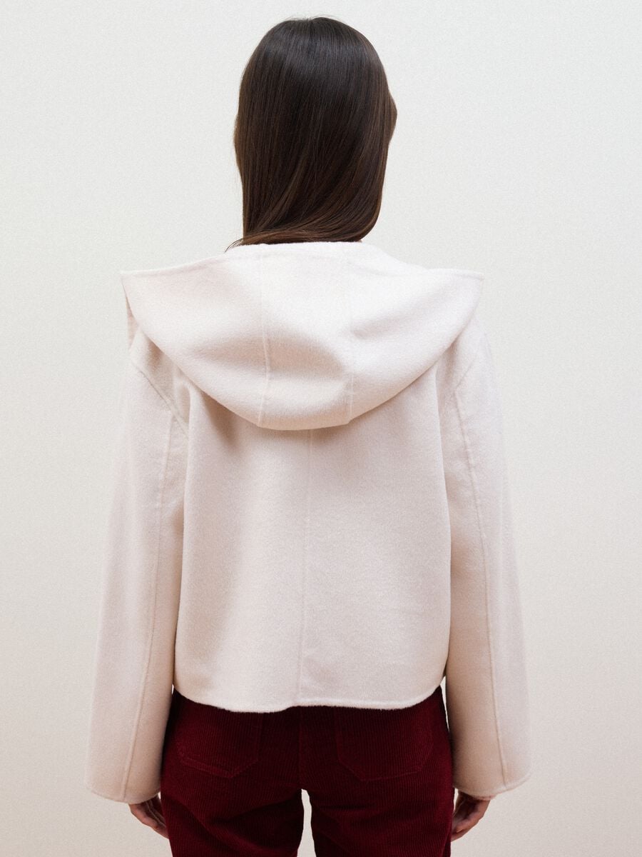Cappotto bianco corto in misto lana con cappuccio regular fit_3