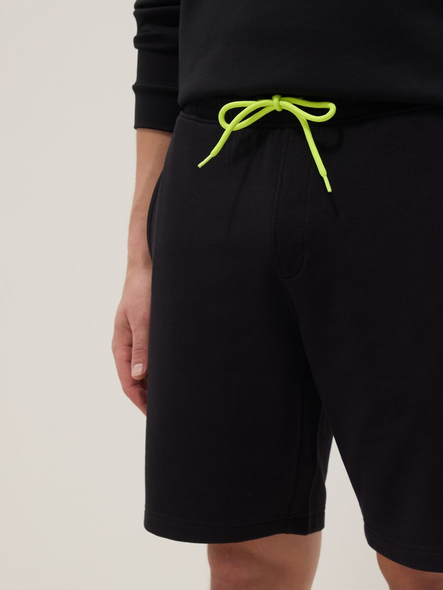 Black cotton-blend Bermuda shorts with elasticated waist, regular fit_3