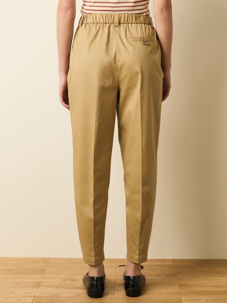 Cropped chino trousers with darts_3