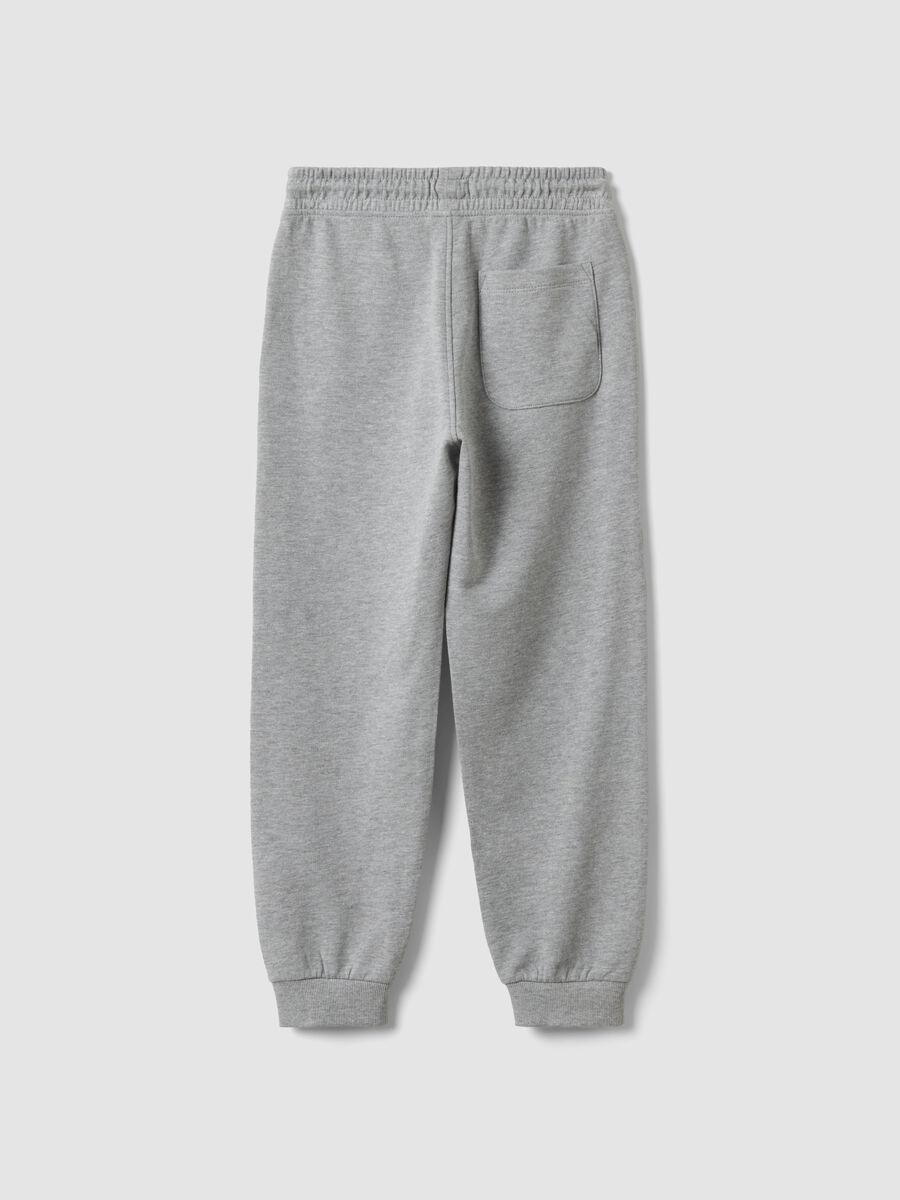 Jogger grigi in misto cotone e viscosa con stampa a contrasto per bambino_1