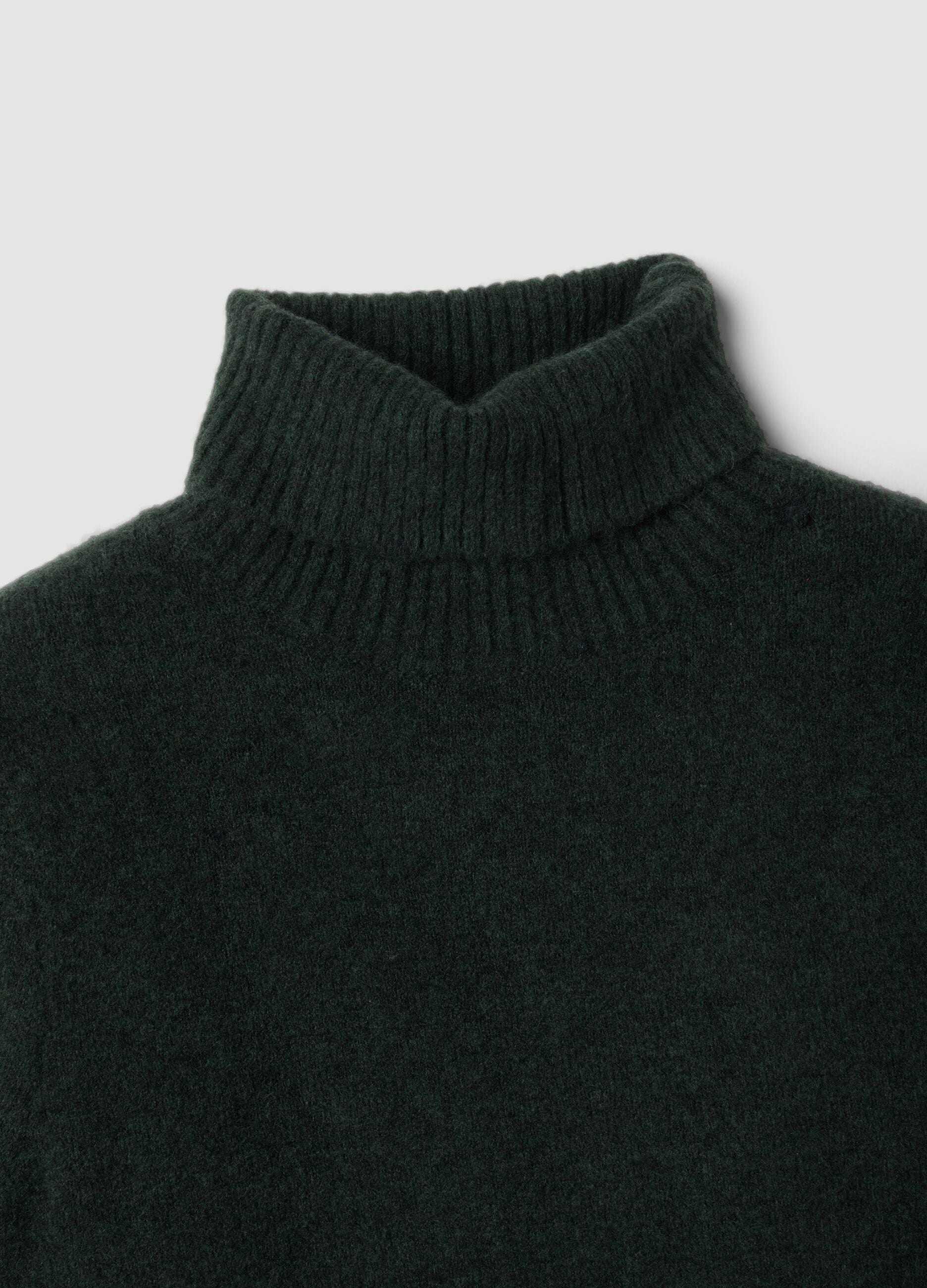 Maglia verde dolcevita in viscosa elasticizzata