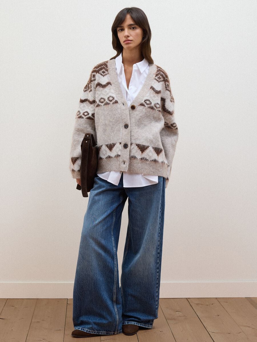 Cardigan beige in misto lana e alpaca con scollo profondo a V over fit_1