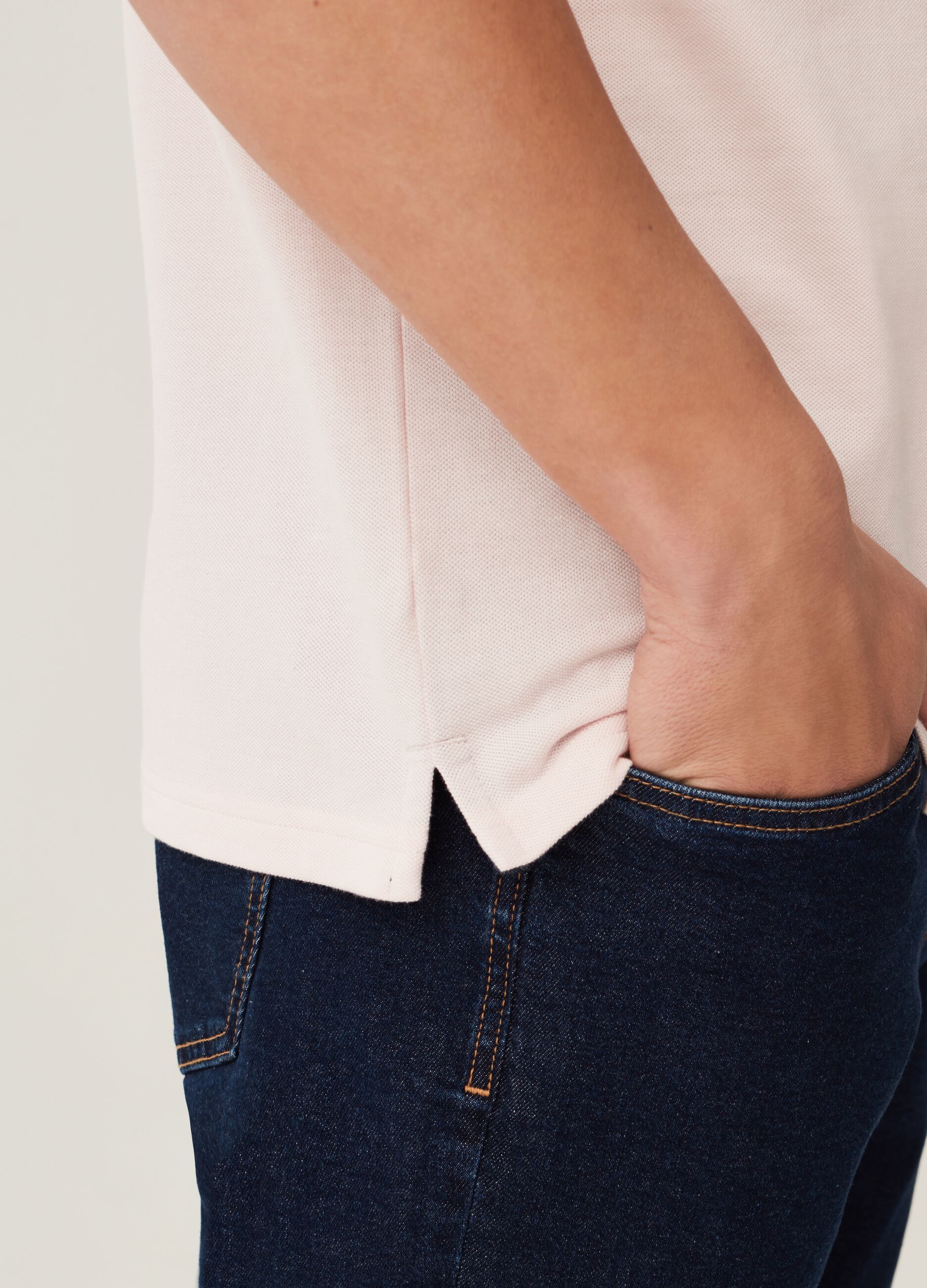 Polo in piquet con colletto chambray_3