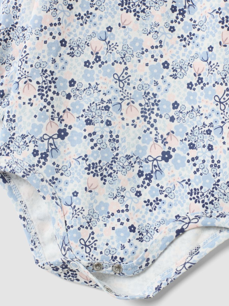 Body bianco in cotone organico con colletto volant e stampe floreali per neonata_3