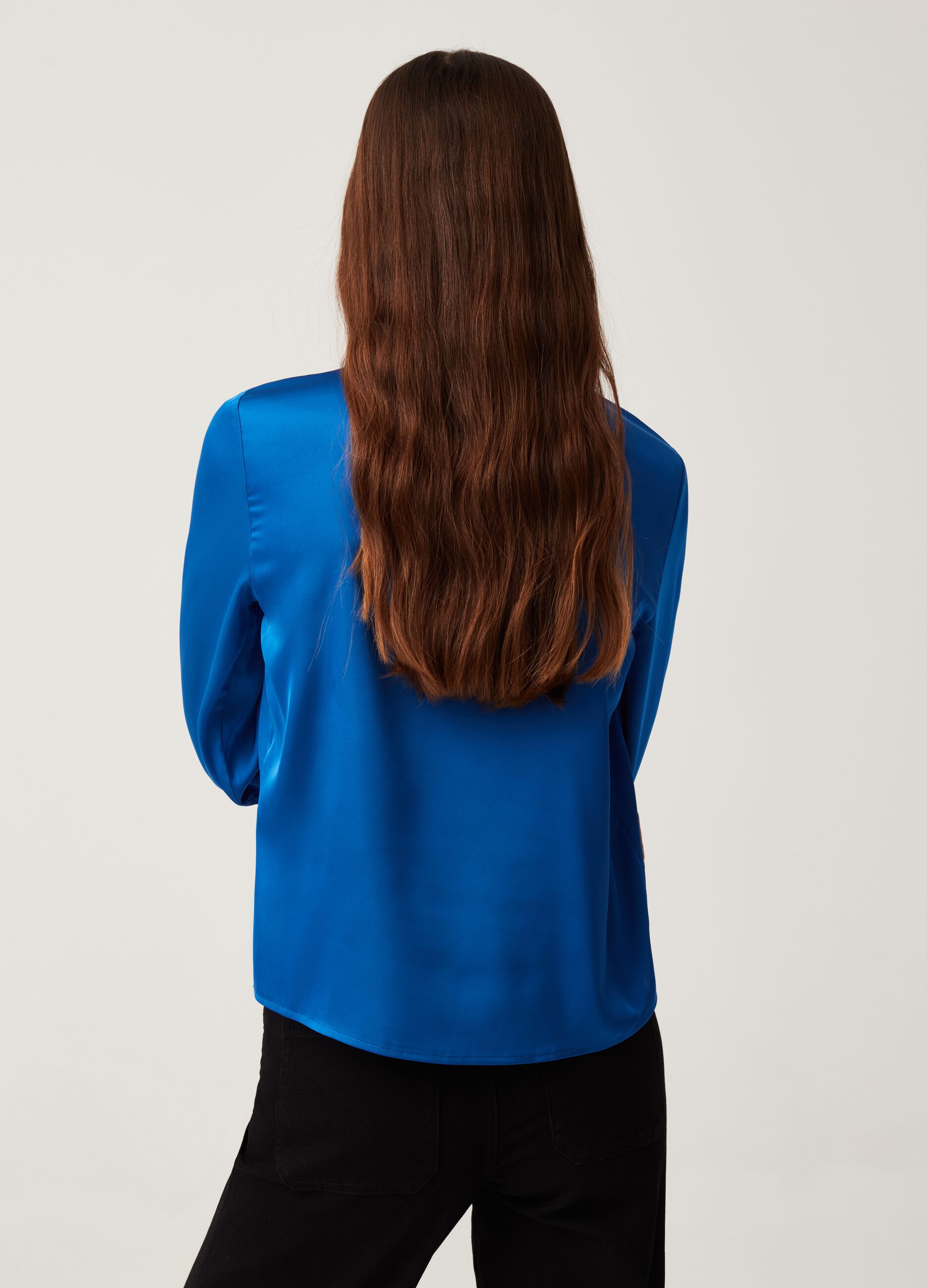 Blusa in satin con bottone al collo_2